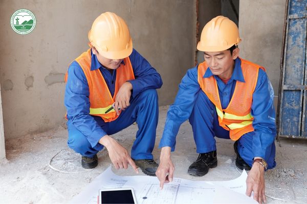 Nhân viên đo đạc địa chính