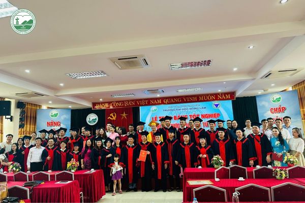Lễ trao bằng tốt nghiệp chương trình đào tạo từ xa TUAF
